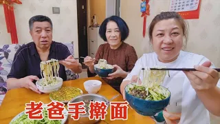 【160斤大龄女】东北一家人吃手擀面，榛蘑肉酱做卤子，走哪都忘不了，家乡的味道