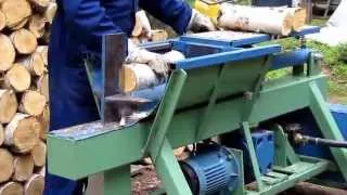 Polttopuiden tekoa.Firewood-making