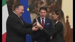 Dazi, inviata de Le Iene consegna Parmigiano a Pompeo: Conte la fa cacciare (03.10.19)