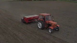 Tume Seeder HKL-2500 for small grains on a field day