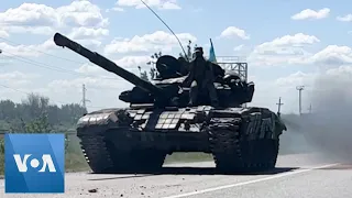 Ukrainian Tanks Seen Heading to Kramatorsk