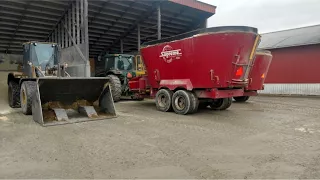 Mixing feed and Feeding TMR to Dairy cows and heifers