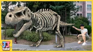 티라노 공룡뼈가 살아났다! 공룡 화석 쥬라기 전동차 자동차 장난감 색깔 마법 놀이 TREX skeleton Dinosaur Pretend Play  [제이제이 튜브-JJ tube]