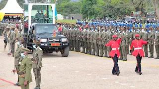 Museveni at Uganda Military Academy Kabamba, commissions 295 officer cadets, some from Rwanda 🇷🇼