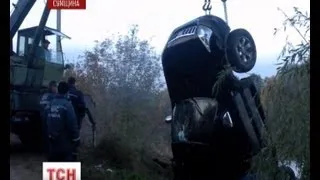 На Сумщині рятувальники витягли зі ставка джип-потопельник