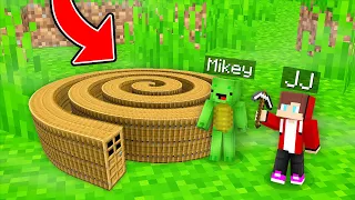 TINY Mikey and JJ Found a SPIRAL DOOR in Minecraft ! (Maizen)