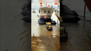 Момент спуска корабля на воду