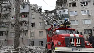 Al menos ocho muertos y 21 heridos tras un bombardeo sobre un edificio en Sloviansk
