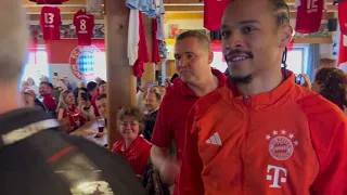 Leroy Sané zu Besuch beim FC Bayern-Fanclub "13 Höslwanger"