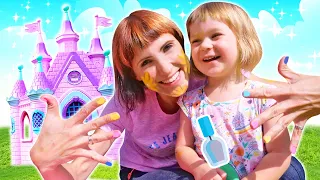 ¿Qué encontraron en el castillo de la Princesa? ¡Un salón de belleza para muñecas! Videos para niñas