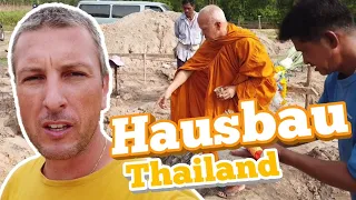 Der Mönch segnet die Baustelle - Hausbau in Thailand