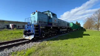 Ц30-М 1571 с полувагонами с щепóй проезжает Йыхви/ C30-M 1571 with wood chip gondolas passing Jõhvi