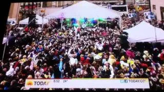 TODAY SHOW (Nov 23rd, 2011) Justin Bieber singing "Santa Claus is coming to town"