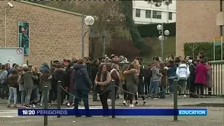 Rassemblement de parents d'élèves en solidarité avec les enseignants du collège La Boétie de Sarlat