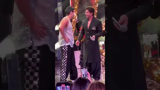 Shah Rukh Khan rocked the stage with my love Ranveer Singh and Varun Dhawan with the dance