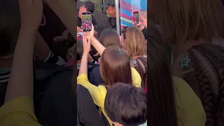 Кирилл #Туриченко терпеливо раздает автографы девчулям на #ВКФест краш Турченко любовь поклонниц.