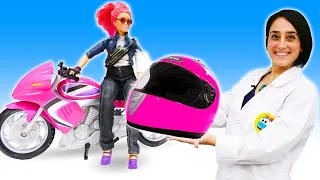 Giochi del dottore per bambini. La dottoressa Ahia fa la dentista e cura la Barbie motociclista