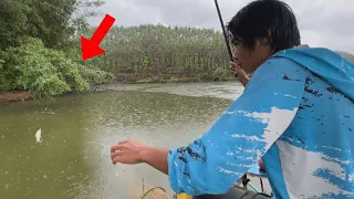 雨中垂釣，這樣的生活太愜意！舒坦！【野釣長空】