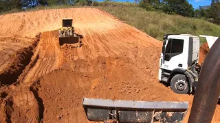 Pá Carregadeira Volvo Cortando Terra e Retroescavadeira Enchendo Caçamba