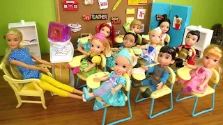 SHOW and TELL ! Elsa & Anna toddlers at School - One is Sleepy - teacher Barbie - Math problems