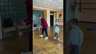 Супер движение от малышки😮Туториал🕺🏼