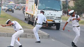 Kutana na Askari mwenye Mbwembwe balaa Barabarani akiwa kazini, Ni vituko Mwanzo Mwisho, Utampenda!