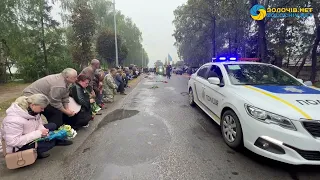 У Золочеві навколішки зустрічали тіла двох воїнів (відео)