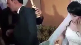 Hombre le pega a su novia en plena boda