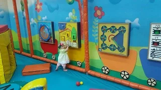 Sweet Melissa TV.ВЛОГ  Мелисса в новом магазине игрушек с детской игровой площадкой и горками VLOG.