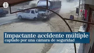 Una cámara de seguridad capta un impactante accidente múltiple en Perú