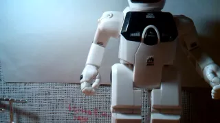 Робот ходит