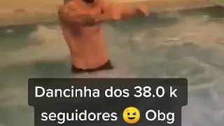 Gustavo Lima dançando na piscina de hidromassagem