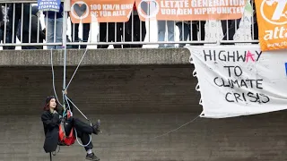 Abseilaktion von Autobahnbrücke legt Verkehr lahm