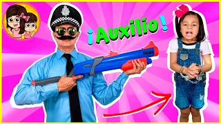 AUXILIO! UN POLICIA NOS PERSIGUE | Las Leoncitas Kids