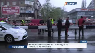ДТП у Києві: збито тролейбусну опору, розбиті авто і постраждалі