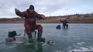 Зимняя рыбалка с друзьями на реке Чугур! Прут 2024