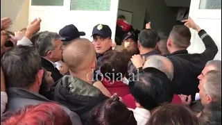 ‘Hape derën o të qr’, qindra vetë në radhë për një copë bukë në Durrës, qytetarët të uritur