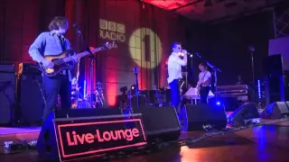 [Subtitulos en español]  Arctic Monkeys - Hold On, We're Going Home (Drake) in the Live Lounge