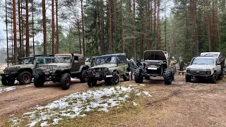 Пробка из шести Jeep Wrangler Rubicon против Нивы и Уаза