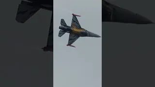 THIS PILOT IS CRAZY!! :D #shorts #f16 #vrieske #fighterjet #aviation #airshow #aerobatics #crazy