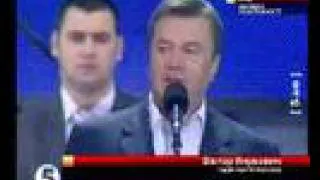 Янукович читає з суфлера та співає. АнтиНАТОвські концерти