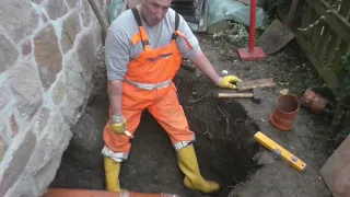 Rohre für Schmutz- und Regenwasser im Revisionsschacht und Erdreich erneuert