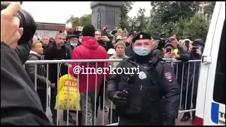 Полиция включила патриотические песни на митинге протестунов 25.09.21, Москва, Пушкинская площадь.