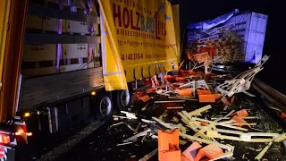 Auffahrunfall auf Autobahn A 7 / Werneck - Zwei Lkw-Fahrer verletzt