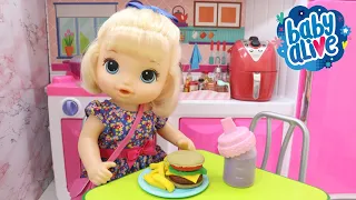 BABY ALIVE OLIVIA COMENDO LANCHINHO DE MASSINHA PLAY DOH ANTES DE SAIR