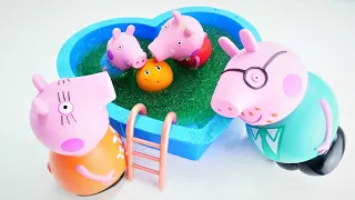 Peppa y George en la piscina de barro. Juguetes de Peluche. Vídeos para niños