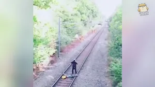 Mann rettet Junge vor einem 🚆 Zugunfall!