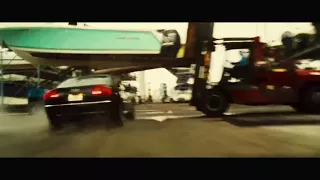 Фрэнк Мартин убирает взрывчатку из под своей машины. Перевозчик 2. 2005г.