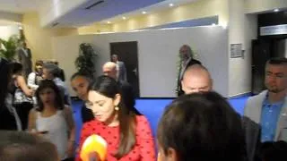 Monica Bellucci firma autografi