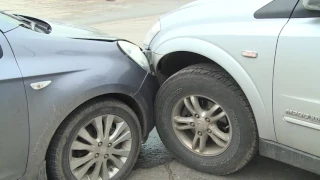 Две девушки не поделили дорогу